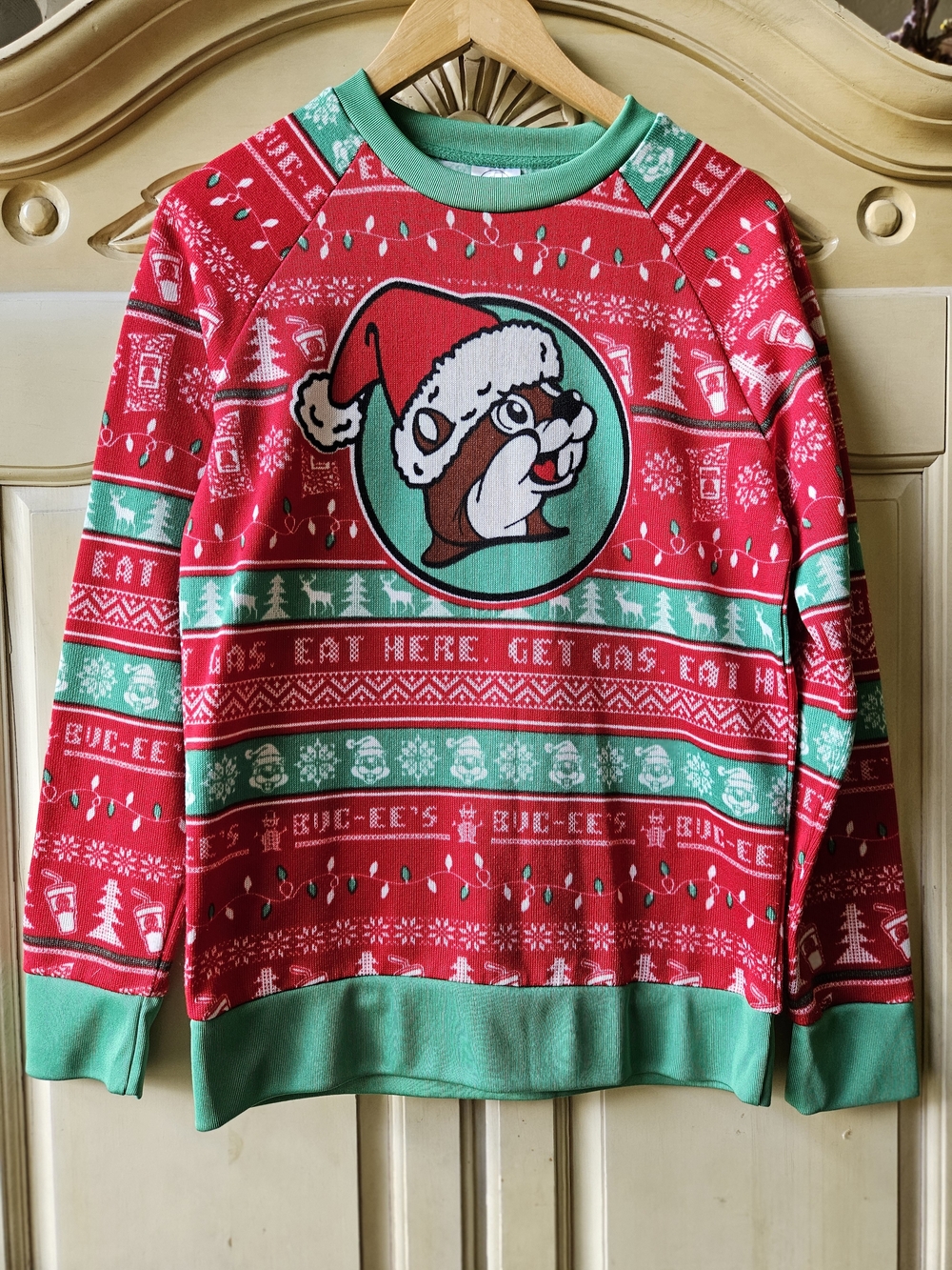 Buc-ee's Men's Crewneck Sweater - Red & Green Holiday Graphic